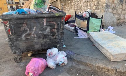A Palermo si dorme male e in tanti cambiano spesso i materassi buttando in strada i vecchi! /SERALE