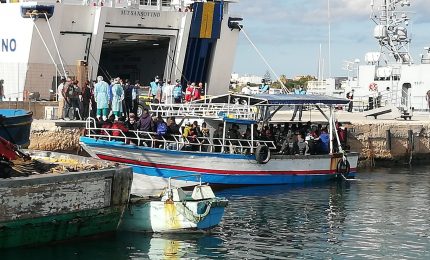 Caos migranti a Lampedusa: la nave di linea Sansovino parte in ritardo, la protesta di una cittadina (VIDEO)