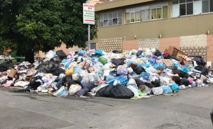 Palermo sepolta dai rifiuti e i palermitani, in questi giorni, dovrebbero pagare la TARI. Per fortuna rinviata/ SERALE
