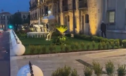 Palermo: le palle bianche di Piazza Indipendenza come le bare in attesa, il Tram e l'albero di Natale comu veni veni...