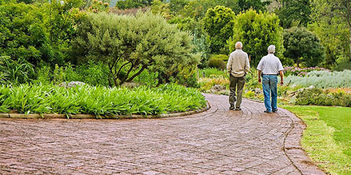 Diego Fusaro: nel Regno Unito gruppi di anziani si ribellano al vaccino attuale