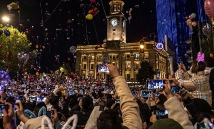 Mentre i cinesi festeggiano in piazza l'economia del mondo occidentale precipita nella crisi