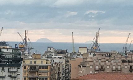 Le isole di Alicudi e Filicudi viste stamattina alle sette da Palermo