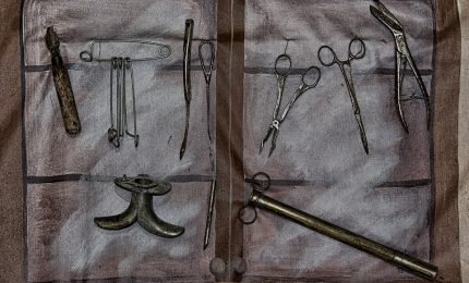 Appesi per i polsi con una vite aguzza che entrava nella carne e arrivava alle falangi: le torture dei piemontesi ai siciliani