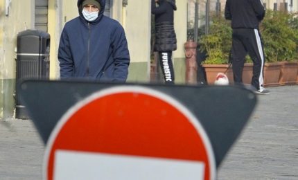 Chi fuori incontra le persone si assembra e a scuola invece va tutto bene?