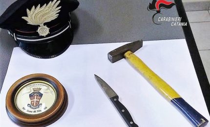 Scopre la foto di una donna nel telefonino del compagno e tenta di ucciderlo