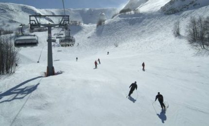 Perché nel Nord gli impianti sciistici sono chiusi e in Sicilia, invece, arrivano turisti, crocieristi e migranti?