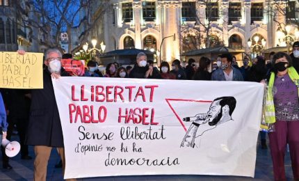 La Spagna finto-socialista rispolvera i manganelli contro il popolo in rivolta