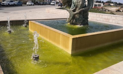Sant'Agata di Militello, fontana sul lungomare: acqua verde. E' diventata leghista?