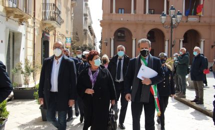 Teresa Bellanova e Davide Faraone, come Garibaldi, sbarcano a Marsala con la Caronte & Tourist e con la Liberty Lines... /SERALE