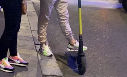 Palermo e le 'norme anti-Covid': in cinque o sei a maneggiare il manubrio di un monopattino 'abbandonato'