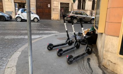 Palermo, monopattini (lasciati qua e l&agrave;): qualcuno si occupa della sanificazione dei manubri?/ SERALE