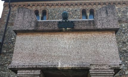 Petrarca morì leggendo, D'Annunzio pure, ma senza la nuvoletta che saliva verso il cielo...