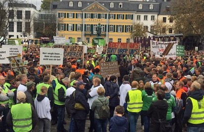Fusaro: la Merkel ha annullato il lockdown a Pasqua perch&eacute; sono esplose le proteste di piazza (VIDEO)