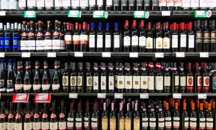 Palermo, supermercato, otto di sera, in fila per pagare: "Signore, il vino non lo può acquistare..."/ MATTINALE 539