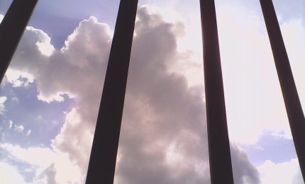 Vaccino anti-Covid s&igrave;, vaccino anti-Covid no: la tragicomica storia dell' "Operazione nonni" in salsa sicula