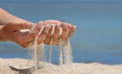 Allarme per la terza più importante “materia prima” al mondo dopo aria e acqua: la sabbia