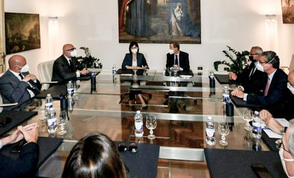 La Ministra del Sud Mara Carfagna in Sicilia per fare passerella e far dimenticare lo scippo di oltre 70 miliardi regalati al Nord!/ MATTINALE 487