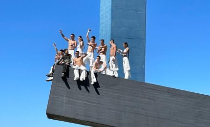 Il nuovo videoclip di Mahmood spazia nel mondo di Antonio Presti, tra la Fiumara d'Arte e l'Atelier sul mare