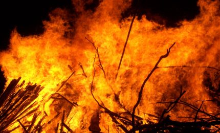 Il primo caldo, i primi bagni in mare, i primi timidi incendi nei boschi della Sicilia... Intervista al fuoco/ SERALE