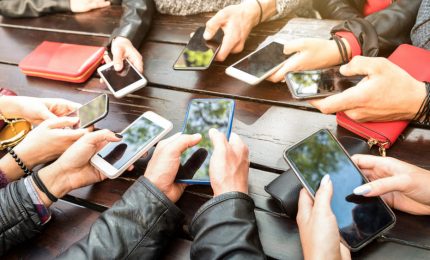 Diego Fusaro si rivolge ai giovani che lasciano gli studi per i guadagni sui social