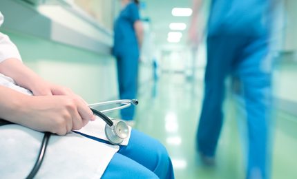 Migliaia di medici e infermieri no-vax, arrivano le prime sospensioni in Sicilia