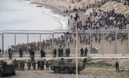 La Spagna 'socialista' schiera l'esercito per bloccare i migranti in arrivo dal Marocco. E la Ue? E' d'accordo!