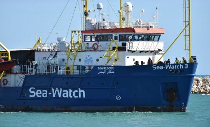 La nave Ong Sea Wach con 450 migranti andrà a Trapani. E' normale in piena pandemia? E dove li sistemeranno?