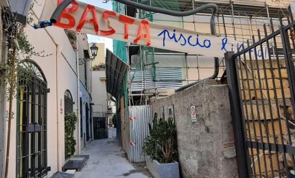 Palermo, movida in Vicolo Caccamo all'Alloro, dove si 'sbevazza a tinchitè' e si piscia dove capita!