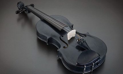Storia del ‘Blackbird', il violino costruito in pietra vulcanica su disegni originali di Antonio Stradivari (VIDEO)