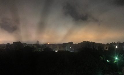 Cos'&egrave; successo la notte scorsa, a Palermo, nel cielo sopra il mare? Cos'era la striscia di luce rossa poi diventata gialla?