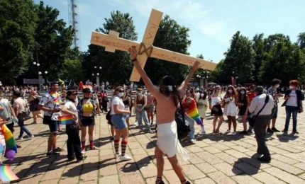 Lgbt di Milano: 'lottano' contro le discriminazioni, ma ridicolizzano e offendono che crede nel Dio dei cieli e in Cristo