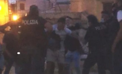 Movida con bagarre a Palermo: aggrediti anche i poliziotti che cercavano di sedare la rissa (VIDEO)