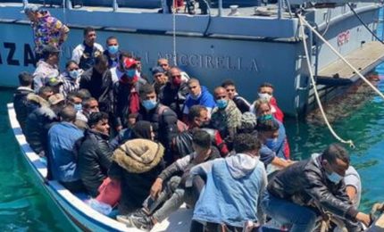 Che senso ha, con la variante Delta presente a Lampedusa tra i migranti, farli viaggiare sulle navi di linea?