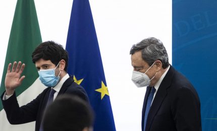 Byoblu teme che l'obbligo vaccinale, in parte fallito per medici e infermieri, venga esteso a tutti i cittadini/ MATTINALE 515