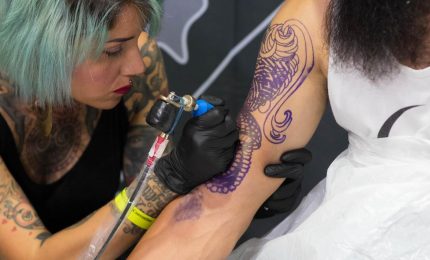 L'Italia è il Paese più tatuato del mondo. In arrivo i tatuaggi luminosi a batteria