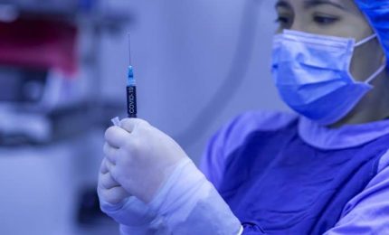 La gestione della pandemia in Italia tra cure domiciliari negate e imposizione di "farmaci genici in fase di sperimentazione" definiti vaccini