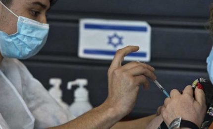 In Israele la metà delle persone colpite dal Covid-19 sono vaccinate. Ma insistono col vaccino agli adolescenti
