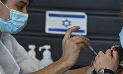 In Israele la met&agrave; delle persone colpite dal Covid-19 sono vaccinate. Ma insistono col vaccino agli adolescenti