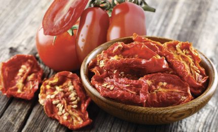 I pomodori secchi? Prepariamoli in casa, utilizzando il pomodoro biologico. Ecco come