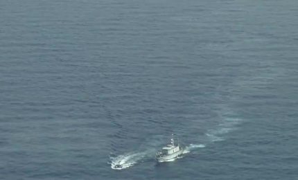 Guardia costiera libica spara contro barcone migranti, le immagini