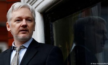 Tg Byoblu 29 Luglio/ Manifestazione no green pass Roma, dubbi sulla morte di Giuseppe De Donno, persecuzioni a Julian Assange