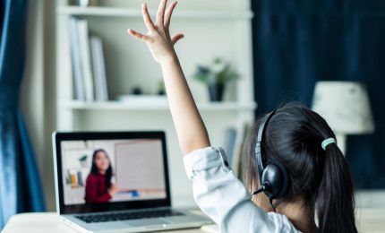 Che ne sarà della scuola italiana se la pandemia peggiorerà, alla luce del fallimento della Dad negli ultimi due anni? Ne parla il Tg di Byoblu