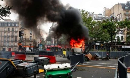 La rivolta nelle citt&agrave; francesi contro il green pass e le altre restrizioni volute da Macron (VIDEO)