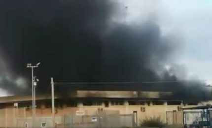 Pozzallo, centro di accoglienza in fiamme, migranti in fuga. Il sindaco: ci sono migranti tunisini che arrivano per delinquere