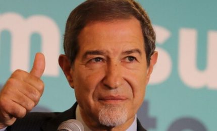 Ma che combina, presidente Musumeci? Chi le ha consigliato di firmare l'Ordinanza su vaccini & lavoratori?