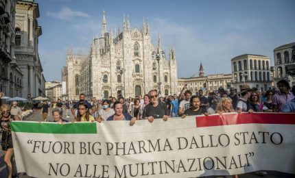 Mezza Italia in piazza contro il green pass. Draghi? Governa come un direttore di banca e andrà a sbattere/ MATTINALE 535