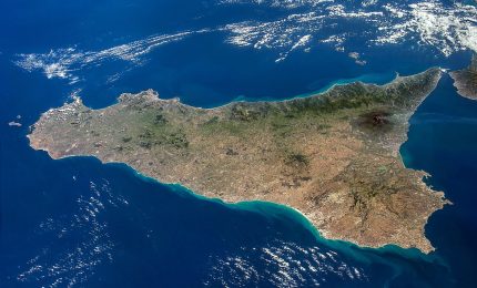 La Sicilia non è mai stata italiana. E continua a non esserlo anche oggi che l'Italia è solo 'espressione geografica' della Ue (38)