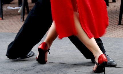 Il ballo del vaccino tra Draghi & Speranza/ Prego, vuol vaccinarsi con me? Grazie, preferisco di no...