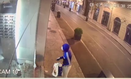 Martellate contro una vetrina, furto da 7 mila euro a Palermo